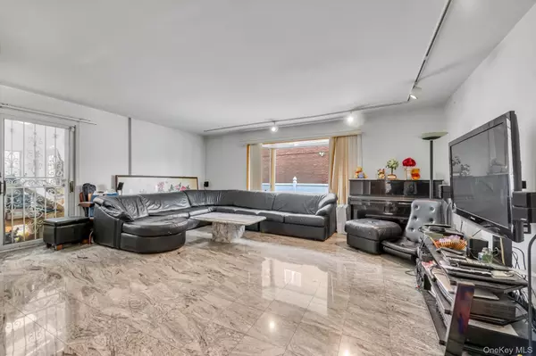 Little Neck, NY 11362,25271 Brattle AVE