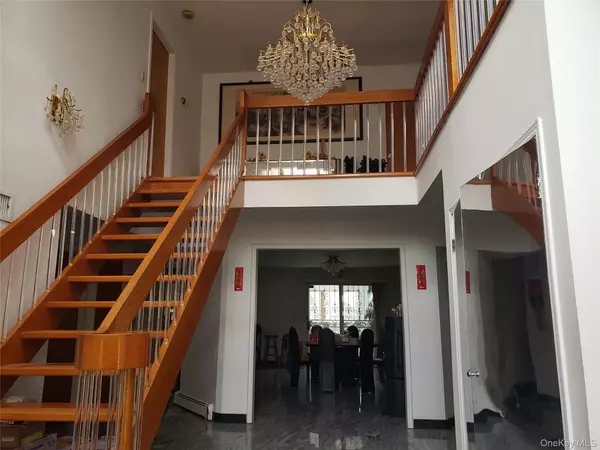 Little Neck, NY 11362,25271 Brattle AVE