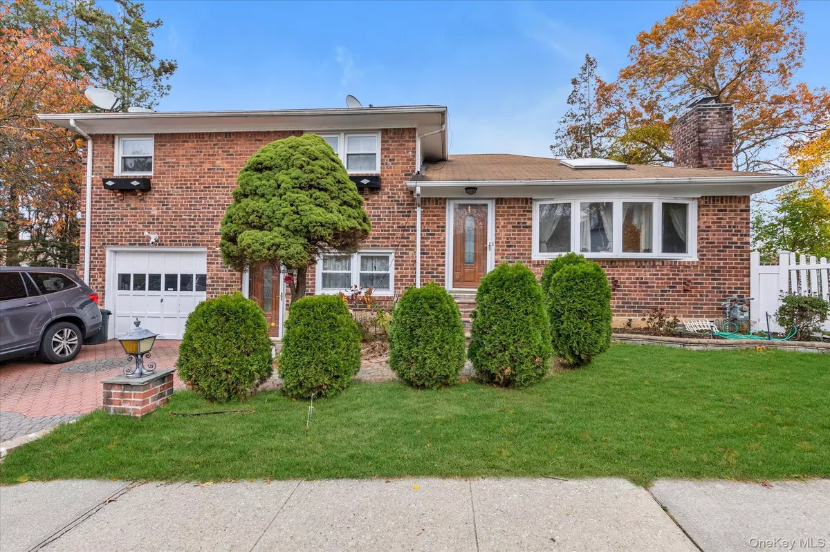 Syosset, NY 11791,26 Humphrey DR