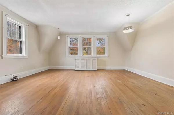 Forest Hills, NY 11375,213 Burns ST