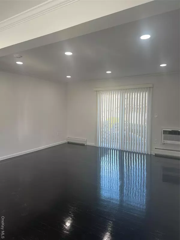 Nanuet, NY 10954,8 Central Drive #4