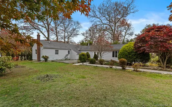 37 Pond LN, Ridge, NY 11961