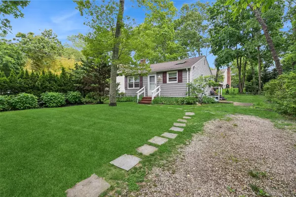 Hampton Bays, NY 11946,11 Shell RD