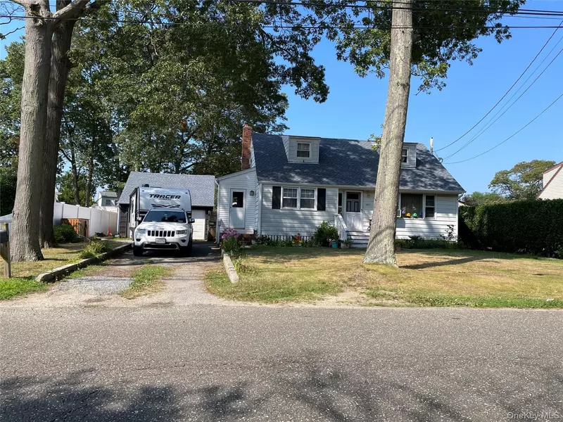 323 Grand AVE, Lindenhurst, NY 11757