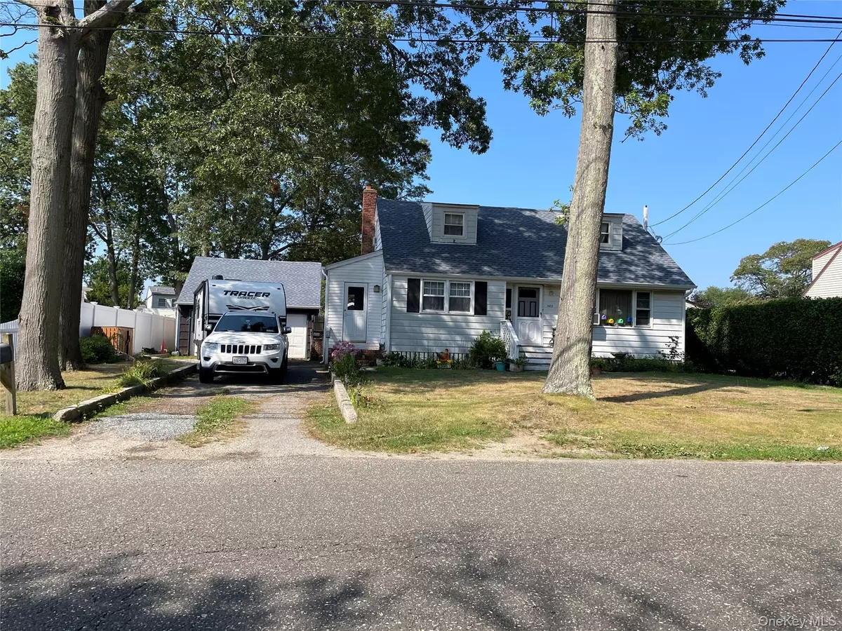 Lindenhurst, NY 11757,323 Grand AVE