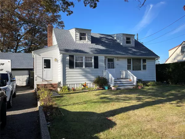 Lindenhurst, NY 11757,323 Grand AVE
