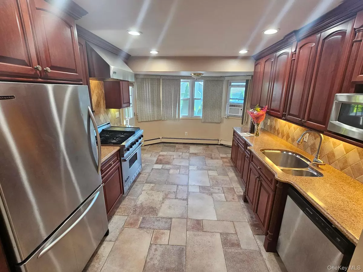 Ronkonkoma, NY 11779,93 W 6th ST