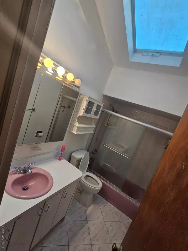 Ronkonkoma, NY 11779,93 W 6th ST