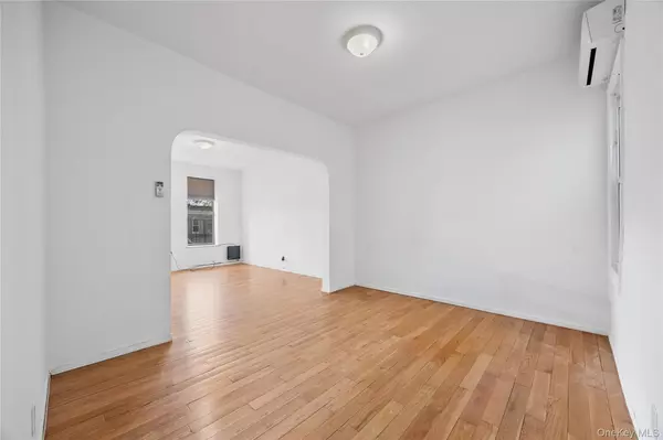 Ridgewood, NY 11385,71-11 68th ST