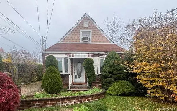 62 12th AVE, Mineola, NY 11501