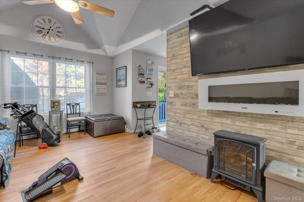 Shirley, NY 11967,17 Ostend CIR