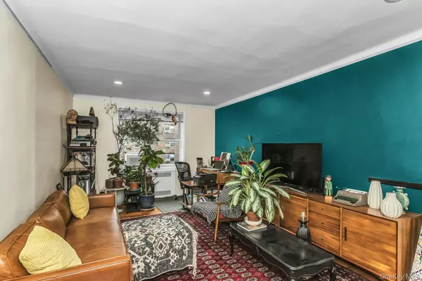 Forest Hills, NY 11375,99-45 67th RD #422