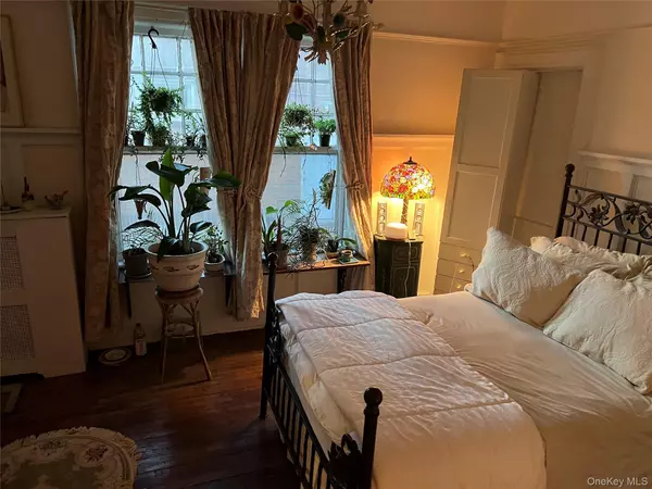 Briarwood, NY 11432,150-67 87 AVE