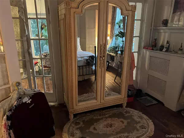 Briarwood, NY 11432,150-67 87 AVE