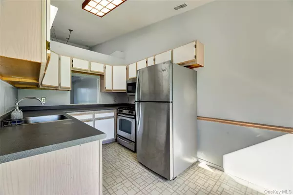 Middle Island, NY 11953,825 Spring Lake DR