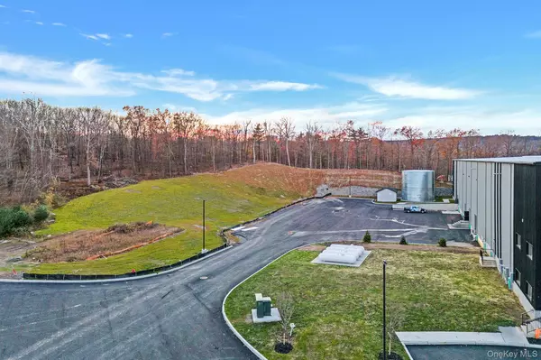 Bloomingburg, NY 12721,1 Distribution DR