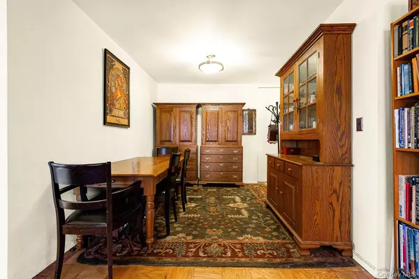 Forest Hills, NY 11375,70-25 Yellowstone BLVD #4D