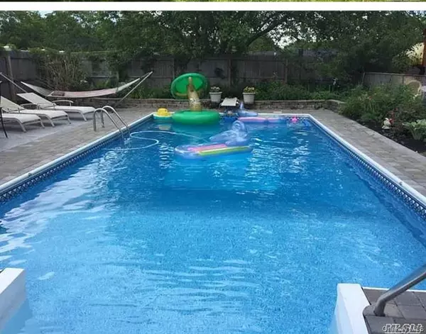 Selden, NY 11784,19 Biscayne DR