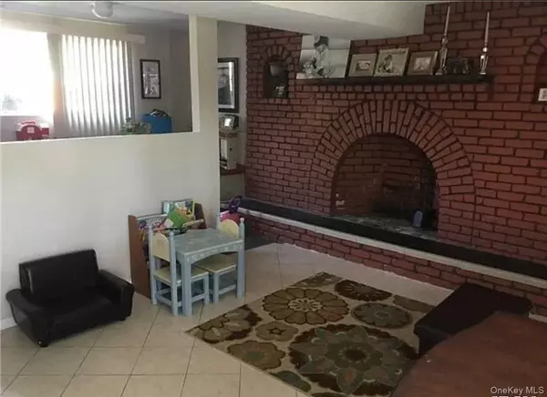 Selden, NY 11784,19 Biscayne DR