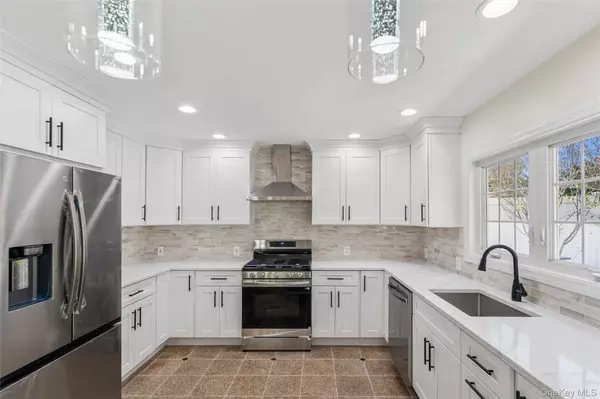 Wantagh, NY 11793,244 Water LN