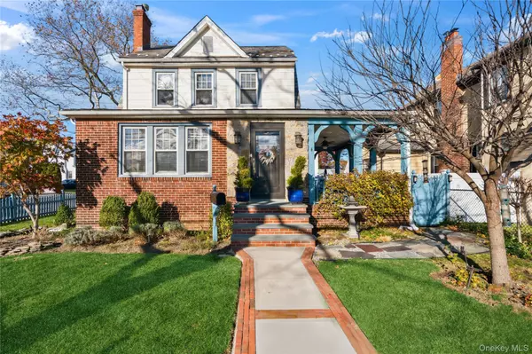 115 Wicks LN, Malverne, NY 11565