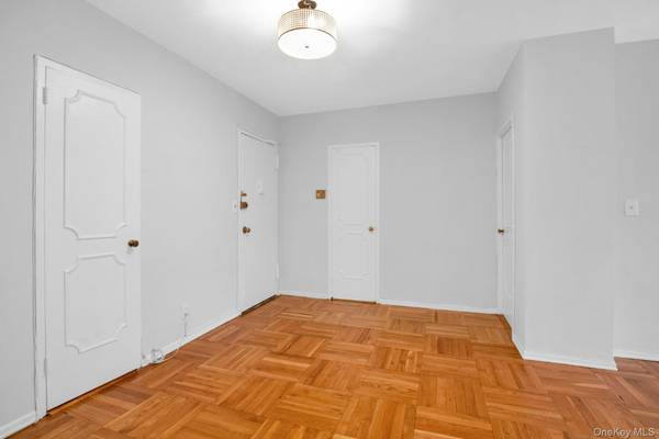 Scarsdale, NY 10583,281 Garth RD #C3J