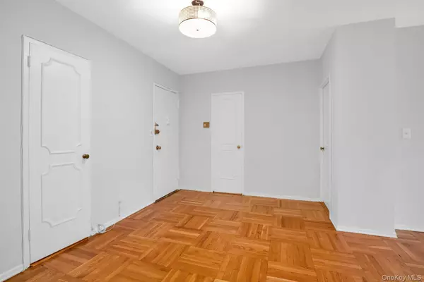 Scarsdale, NY 10583,281 Garth RD #C3J