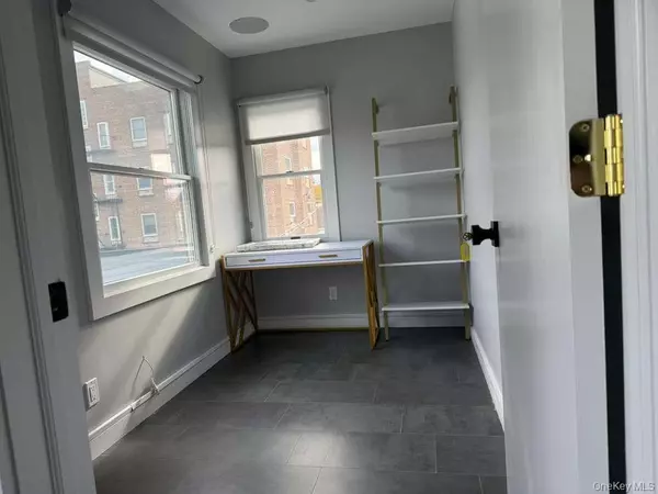 Cedarhurst, NY 11516,70 Carman AVE