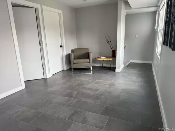 Cedarhurst, NY 11516,70 Carman AVE