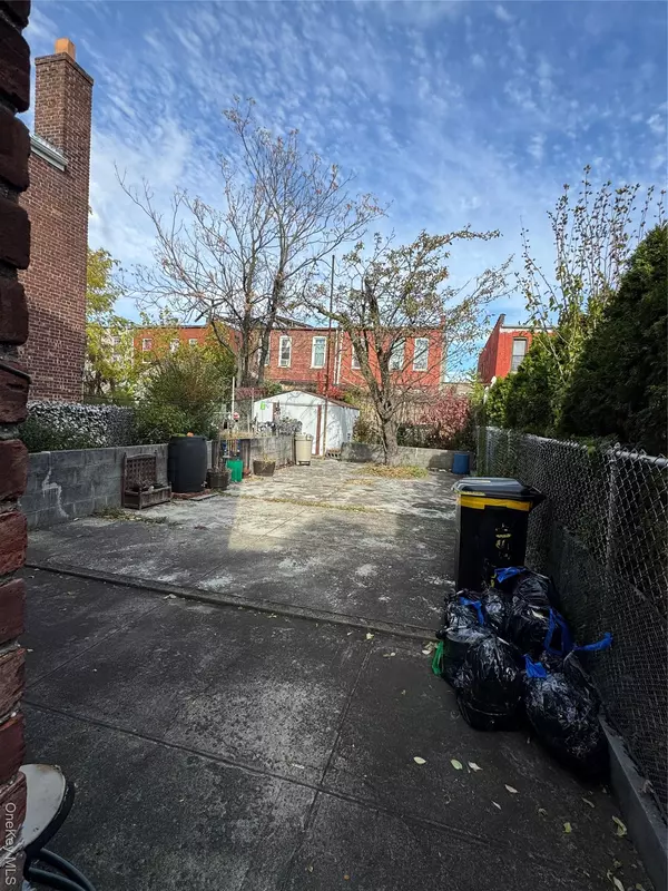 Bronx, NY 10469,915 E 222nd ST