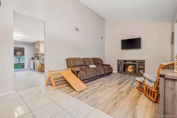 Ridge, NY 11961,1 Fuller DR