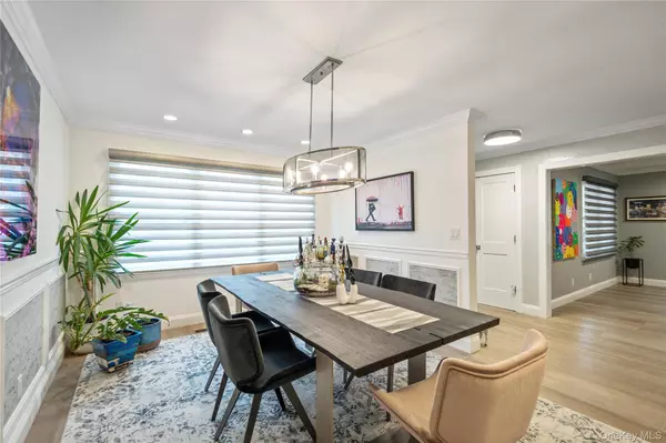 Roslyn Heights, NY 11577,96 Oakdale LN