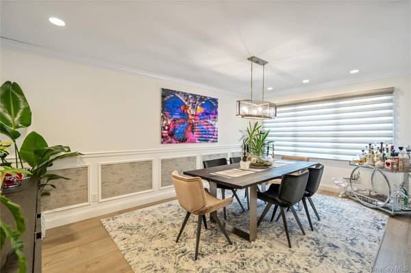 Roslyn Heights, NY 11577,96 Oakdale LN