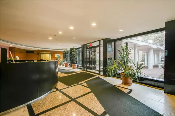 Briarwood, NY 11435,139-15 83 Ave #305