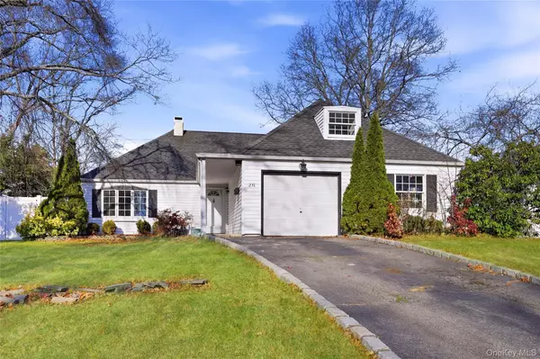 231 Sunflower LN, Islandia, NY 11749