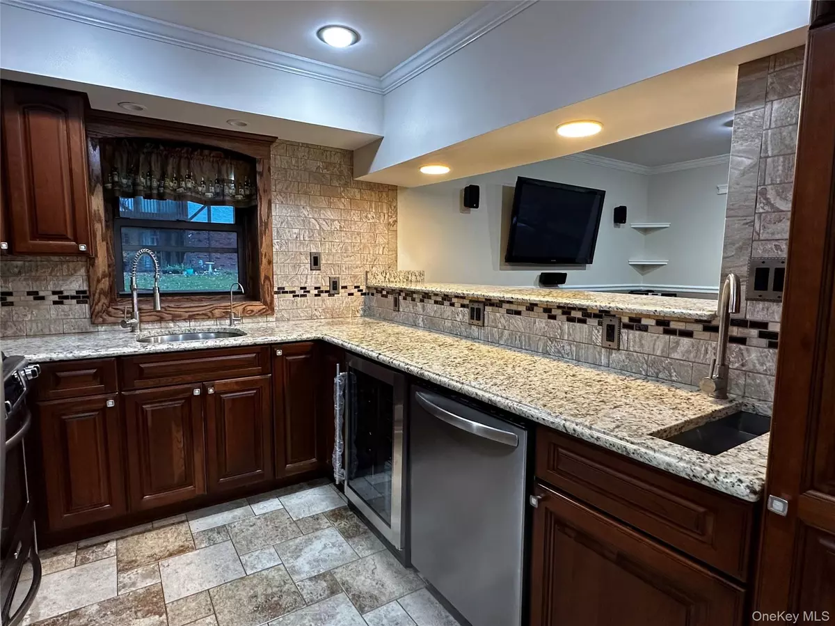 Middle Island, NY 11953,128 Bailey CT #128