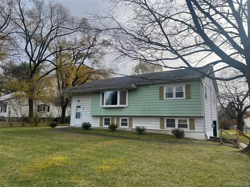 26 Coach LN, Newburgh, NY 12550