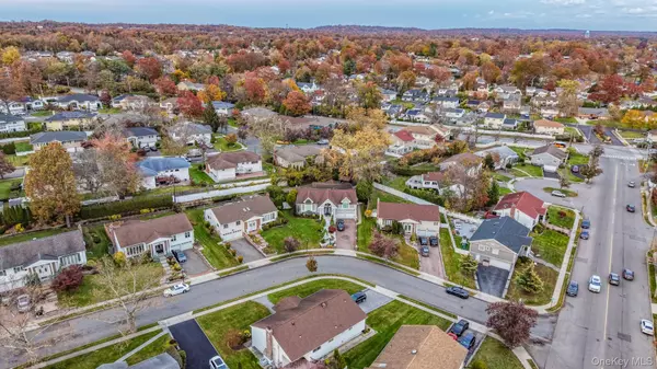 New Hyde Park, NY 11040,67 Royal WAY