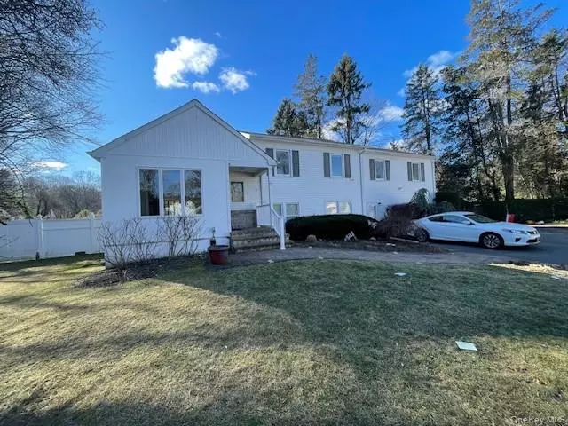 22 Emerald LN, South Huntington, NY 11746