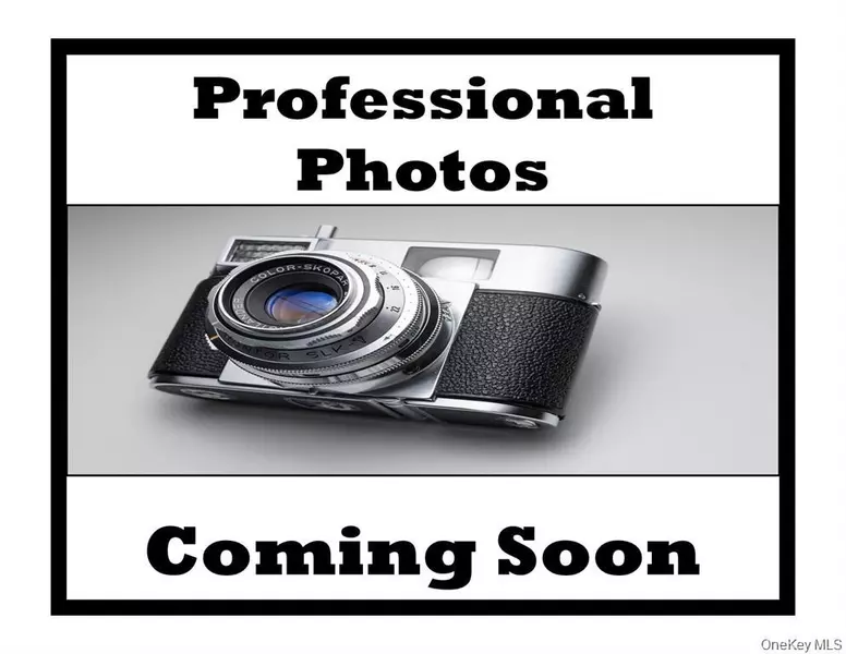 87 Parkside DR, Levittown, NY 11756