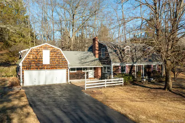 4 McAllister DR, Pleasant Valley, NY 12569