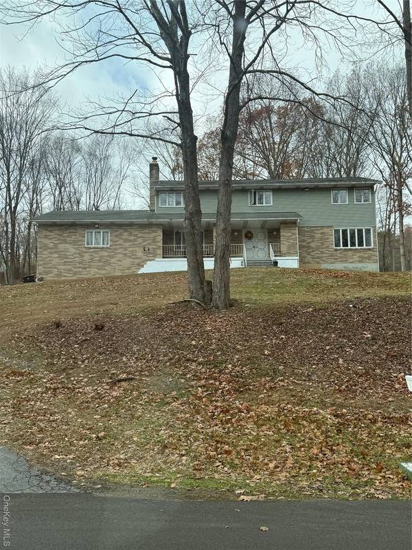 11 Square Woods DR, Lagrangeville, NY 12540