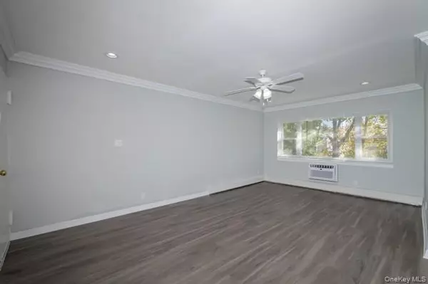 Bay Shore, NY 11706,92 South Clinton AVE #5B