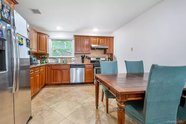 Little Neck, NY 11362,253-12 58 AVE