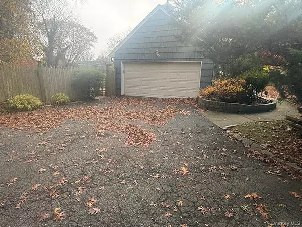 Elwood, NY 11743,18 Beaverhill LN