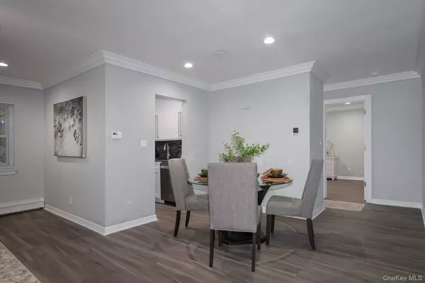 Bay Shore, NY 11706,92 South Clinton AVE #4C