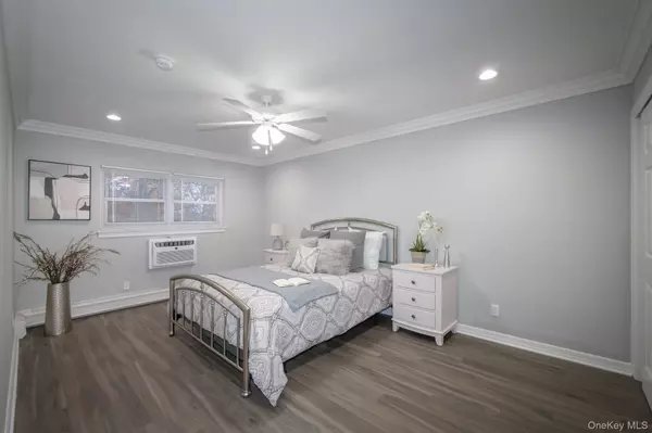 Bay Shore, NY 11706,92 South Clinton AVE #4C