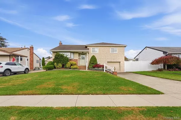 29 Lehigh LN, Hicksville, NY 11801