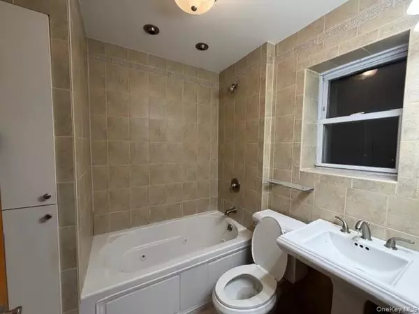 Bronx, NY 10461,1639 1/2 Pilgrim AVE #2 FL