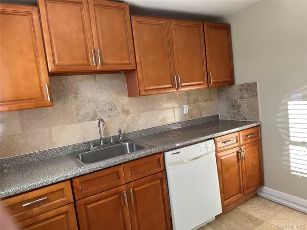 Lindenhurst, NY 11757,753 S Walnut ST